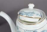 Serviço de café de porcelana Noritake composto ... - Serviço de café de porcelana Noritake composto de: 4 xícaras para café com pires, bule, leiteira, açucareiro e manteigueira.