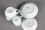 Serviço de café de porcelana Noritake composto ... - Serviço de café de porcelana Noritake composto de: 4 xícaras para café com pires, bule, leiteira, açucareiro e manteigueira.