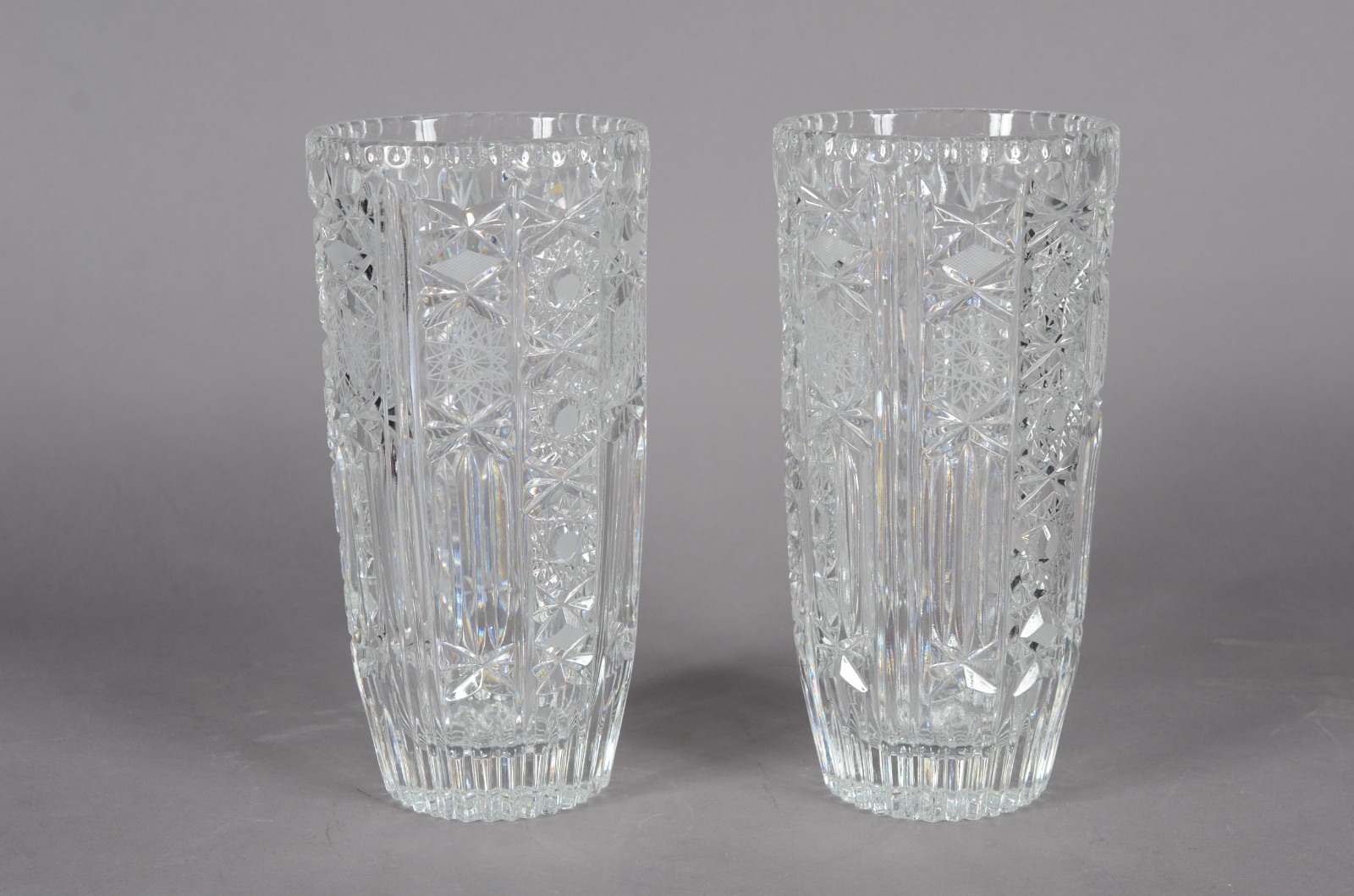 Par de vasos de cristal europeu lapidados. - foto 1 de 7