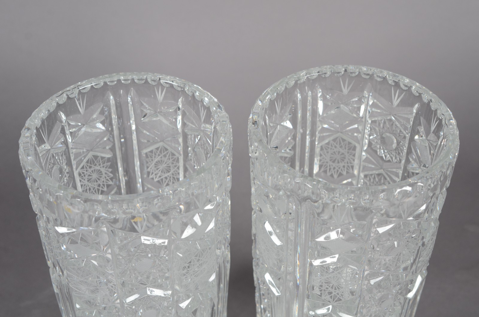 Par de vasos de cristal europeu lapidados. - foto 4 de 7