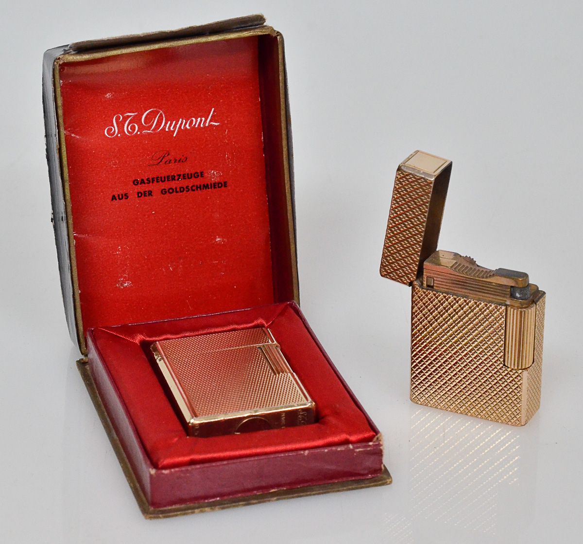 Dois isqueiros DUPONT em plaque d´or.