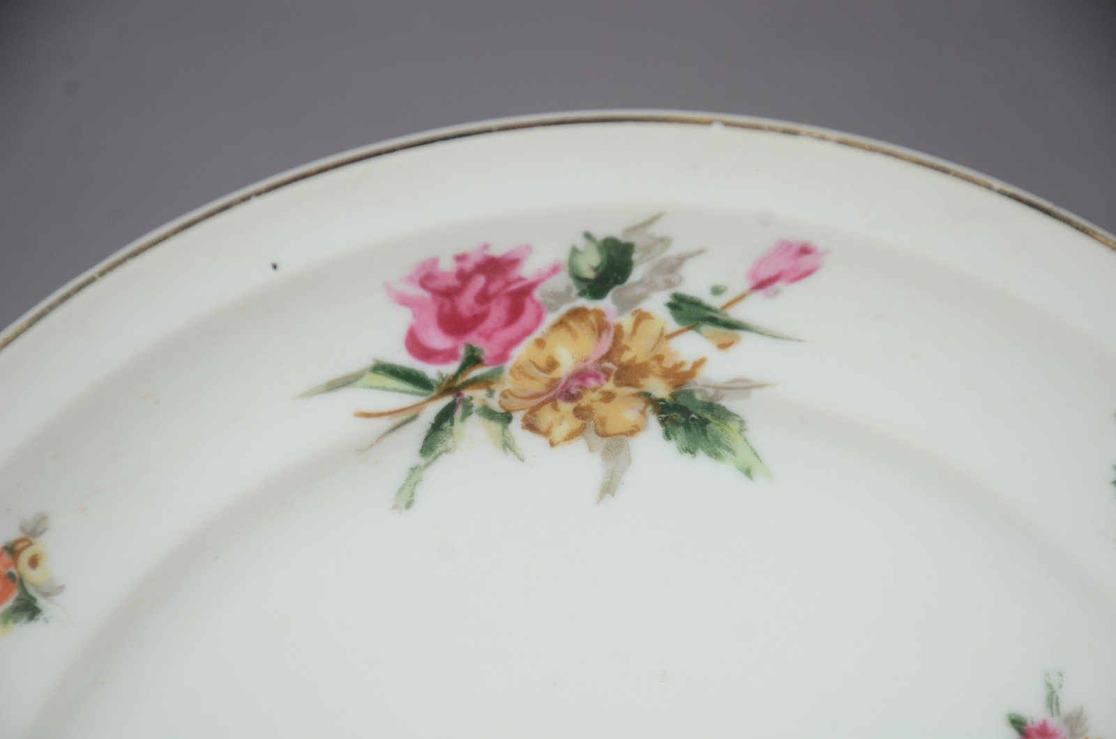 Aparelho de jantar de porcelana Ivory China, decoração floral em... - foto 2 de 11