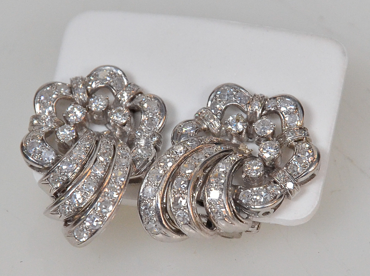 Par de brincos de platina e aproximadamente 3,0 cts de brilhantes...