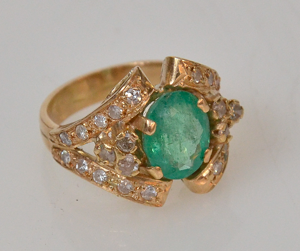 Anel de ouro 18 k com esmeralda e 28 brilhantes, peso 9,4 g.