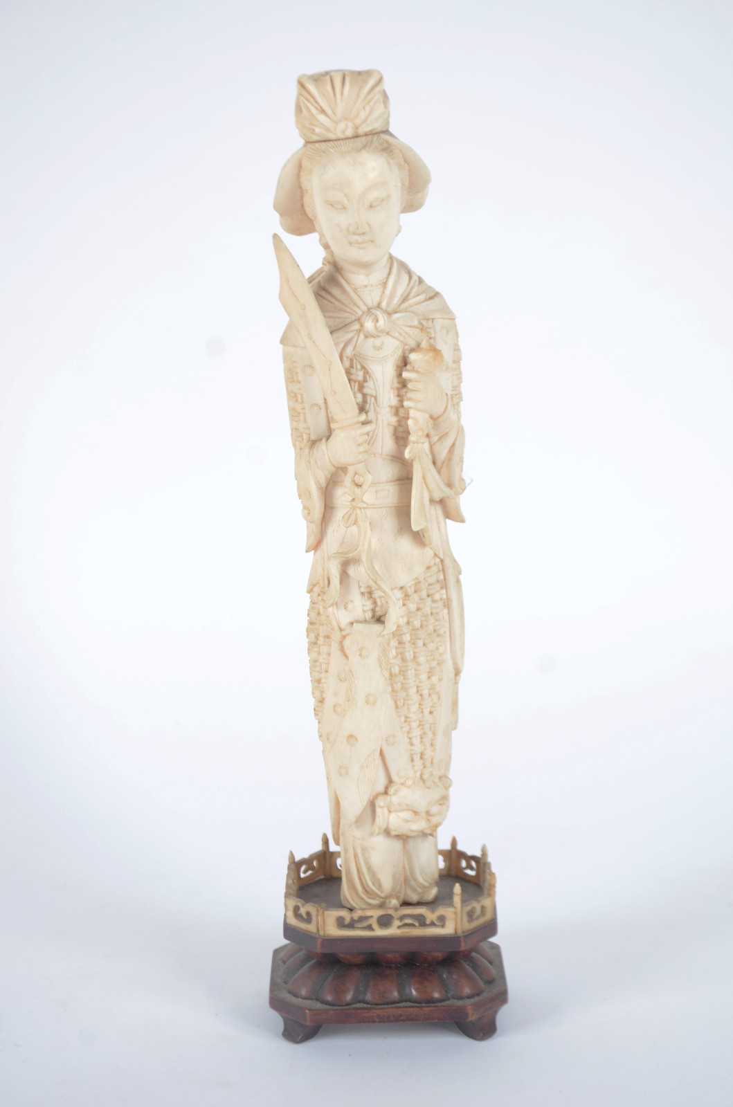 Estatueta de marfim representando Gueixa, parte inferior com cabeça... - foto 1 de 8