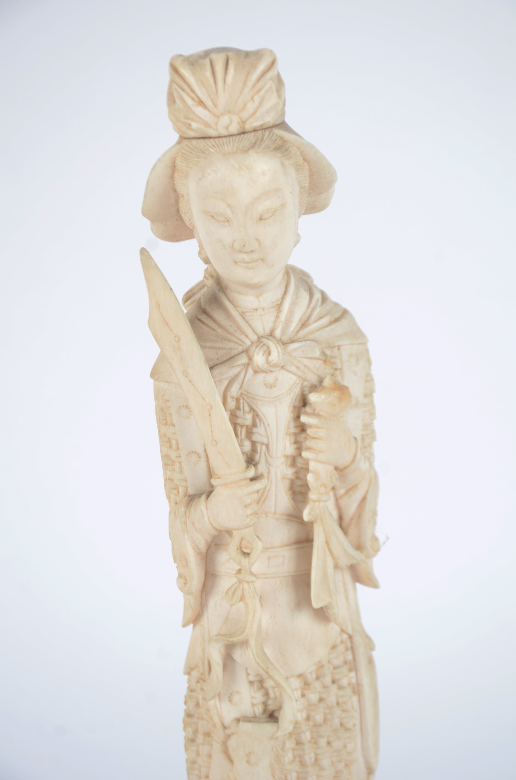 Estatueta de marfim representando Gueixa, parte inferior com cabeça... - foto 2 de 8
