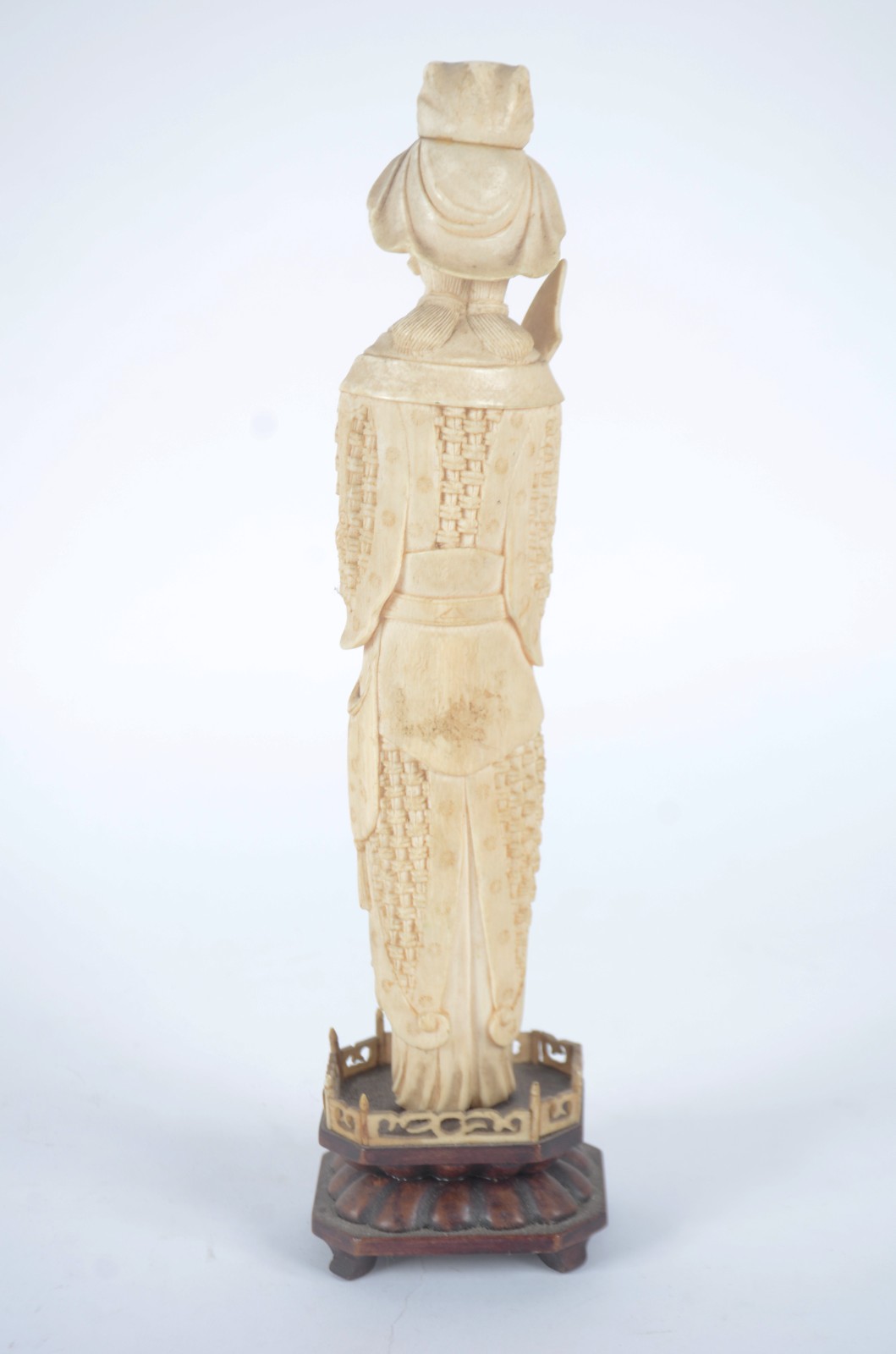 Estatueta de marfim representando Gueixa, parte inferior com cabeça... - foto 4 de 8