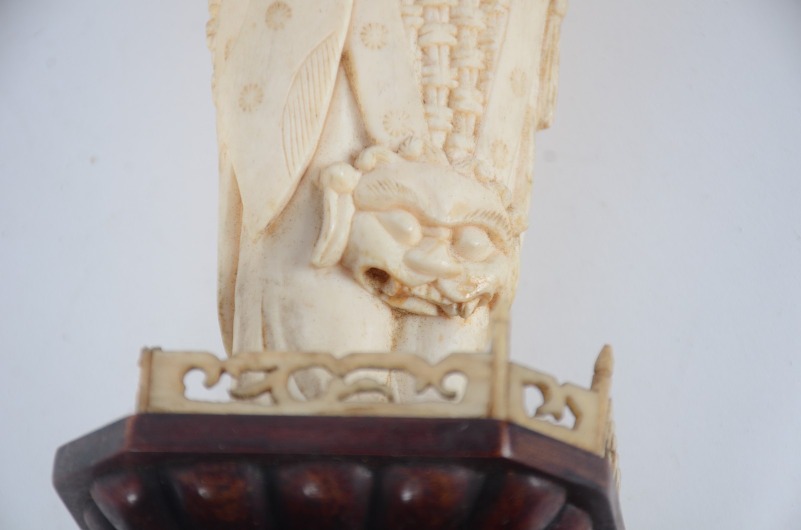 Estatueta de marfim representando Gueixa, parte inferior com cabeça... - foto 6 de 8