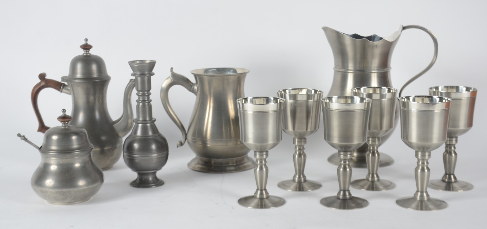 Diversas peças de estanho, sendo: jarra com 6 taças para vinho no... - foto 1 de 6