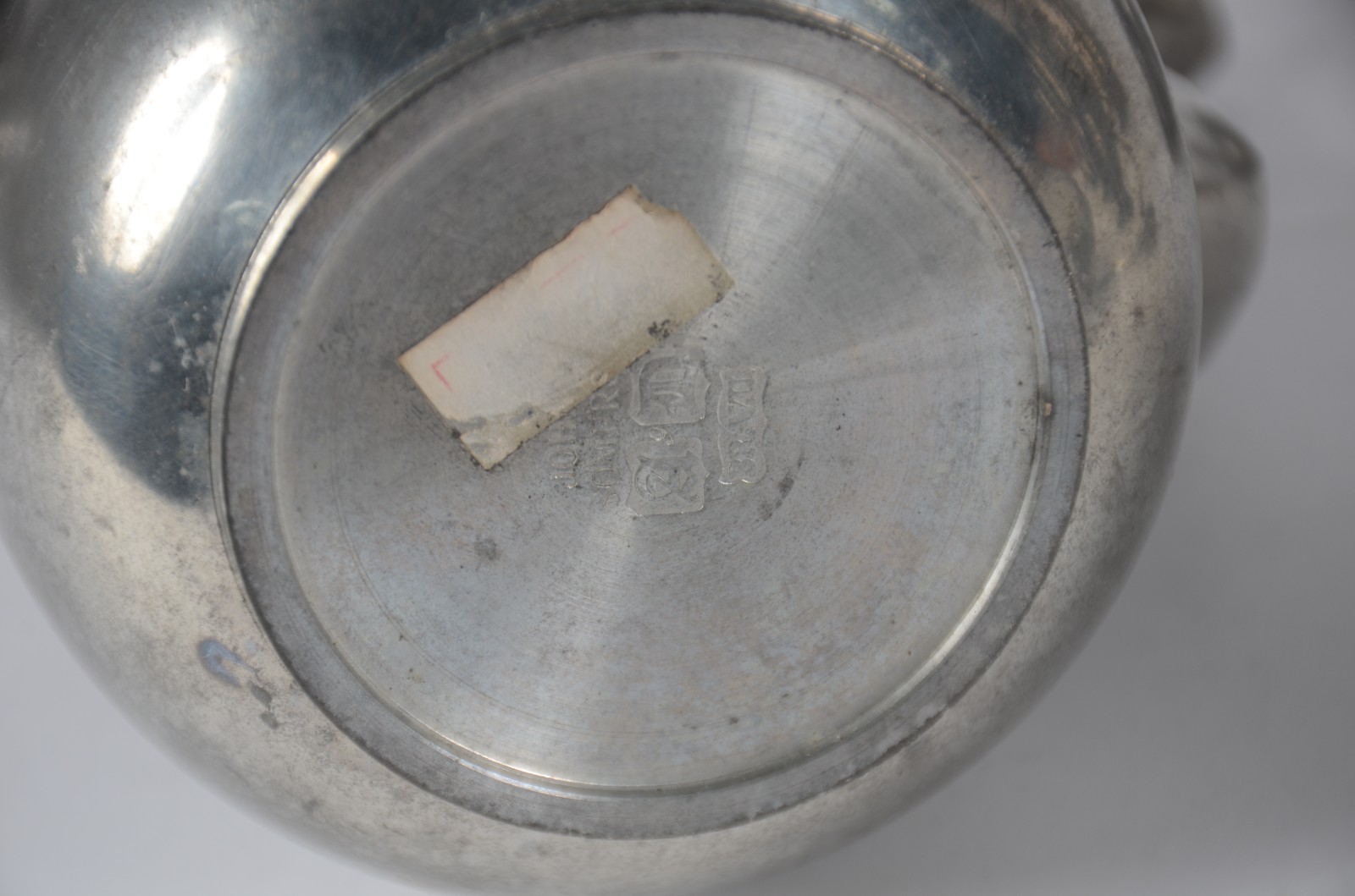 Diversas peças de estanho, sendo: jarra com 6 taças para vinho no... - foto 6 de 6