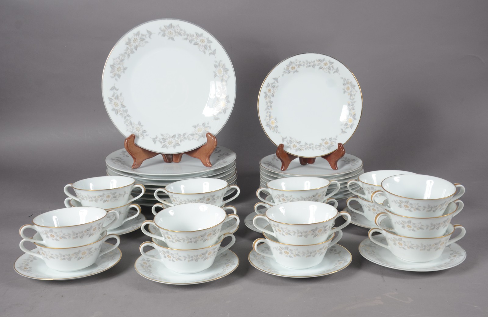Aparelho de jantar de porcelana Noritake, composto de: 8 pratos... - foto 1 de 6