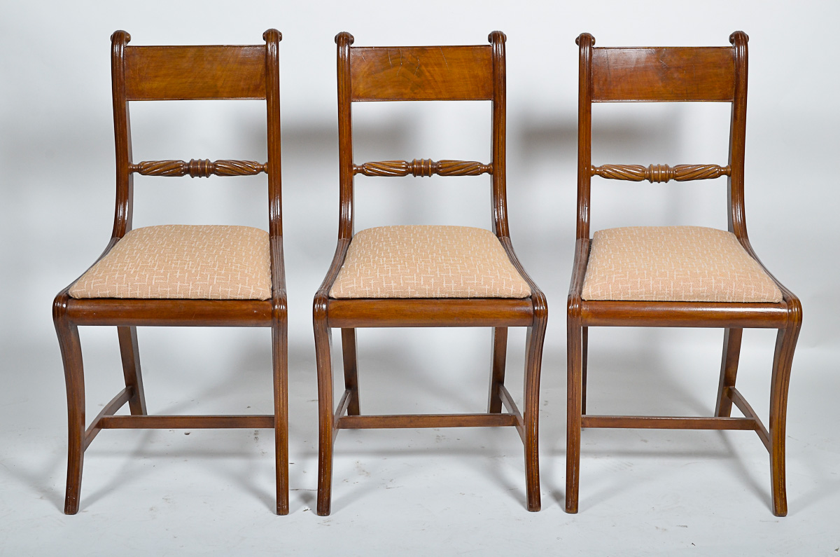 Conjunto com 12 cadeiras inglesas para sala de jantar, madeira nobre...