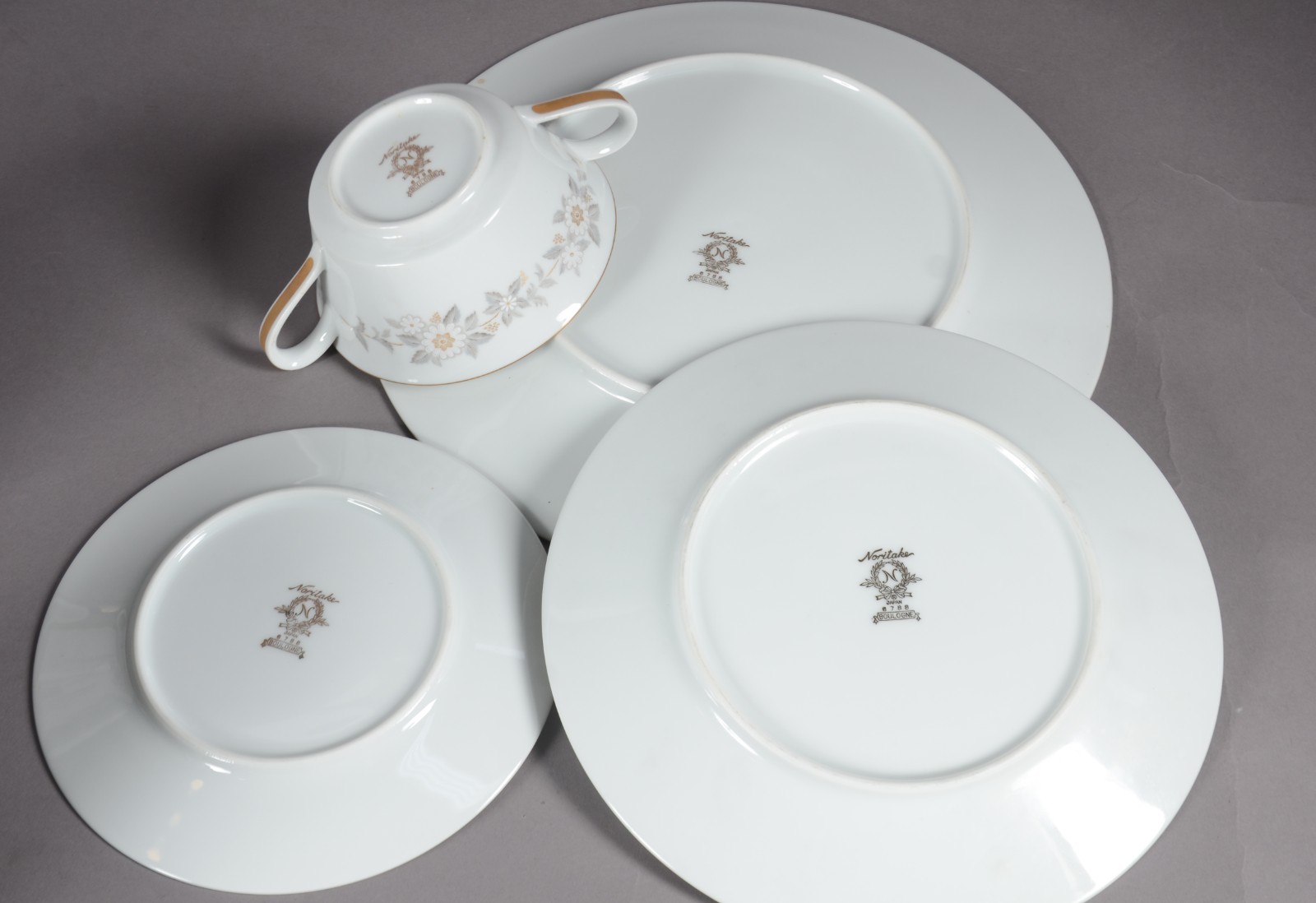 Aparelho de jantar de porcelana Noritake, composto de: 8 pratos... - foto 5 de 6