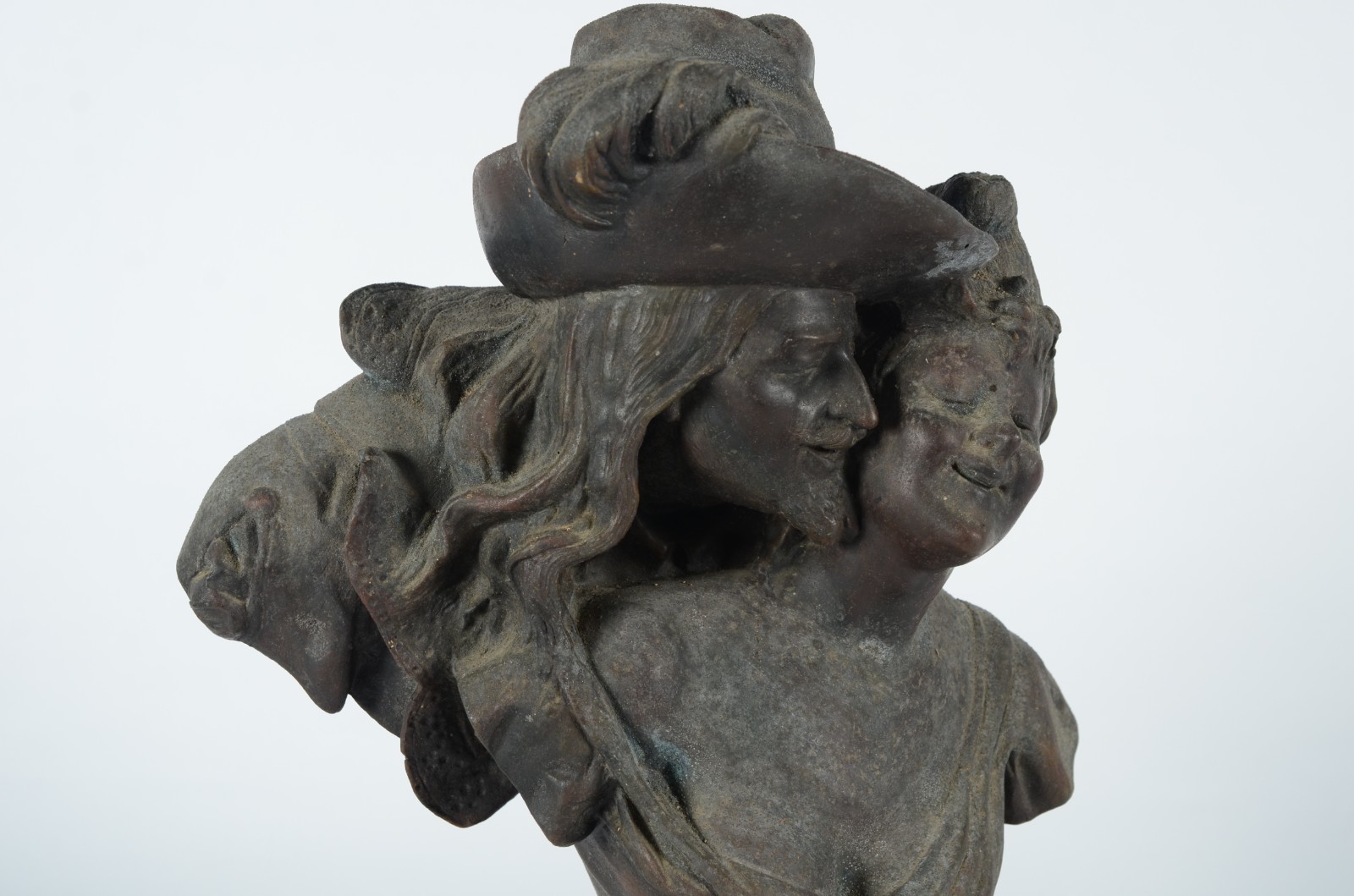 Escultura de petit bronze representando "busto de casal". Desgastes... - foto 2 de 7
