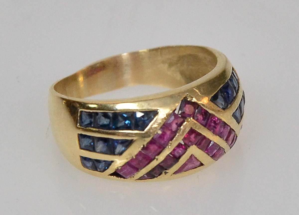 Anel de ouro 18 k com rubis e safiras orientais, peso 4,8 g.
