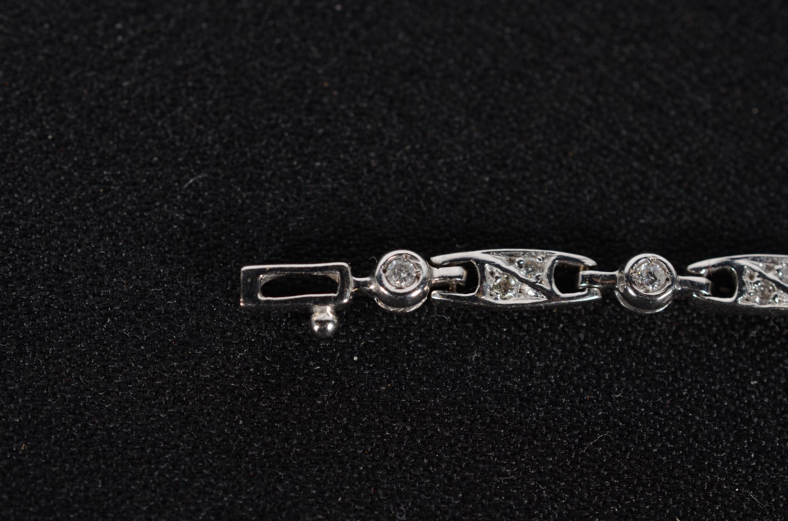 Pulseira de ouro branco, contraste 750 feitio Riviera cravejada com... - foto 2 de 9