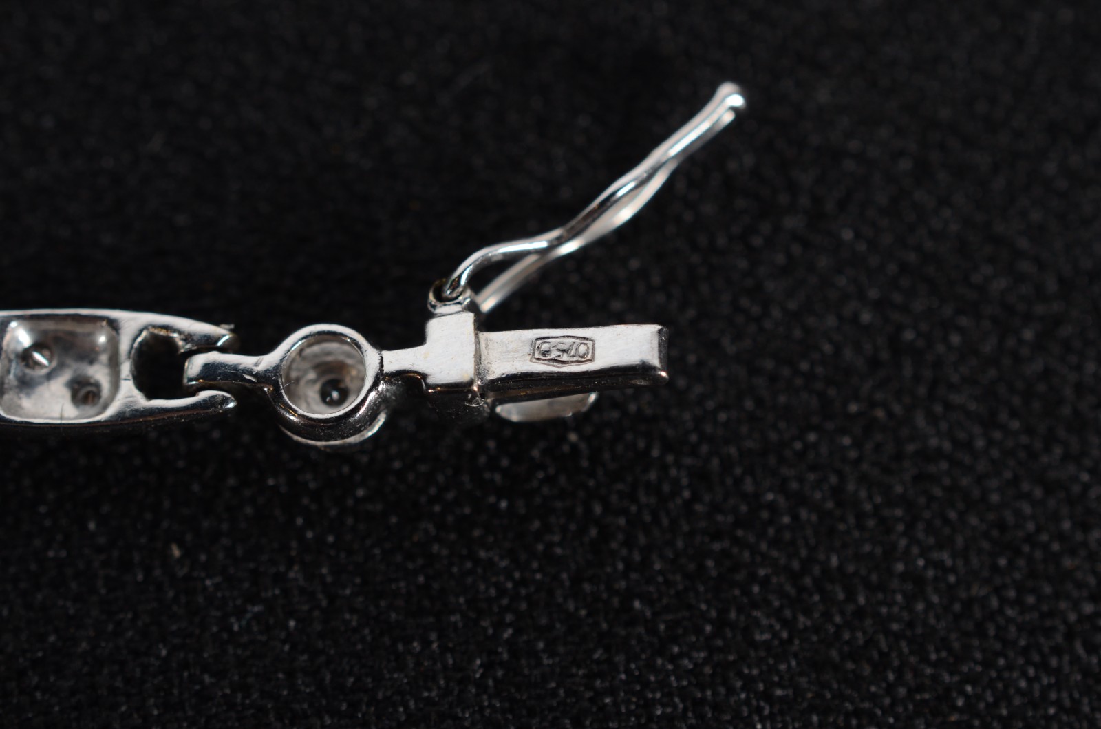 Pulseira de ouro branco, contraste 750 feitio Riviera cravejada com... - foto 4 de 9