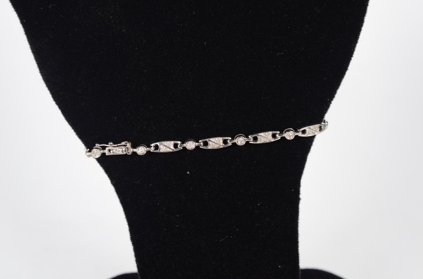 Pulseira de ouro branco, contraste 750 feitio Riviera cravejada com... - foto 9 de 9