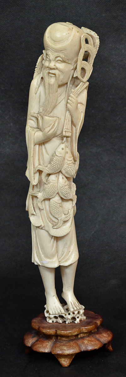 Estatueta de marfim repres. pescador, base de madeira, alt.total 34...