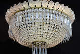 Lustre com estrutura de bronze e pingentes de c... - Lustre com estrutura de bronze e pingentes de cristal lapidado, diâmetro 55, alt.total 37 cm.