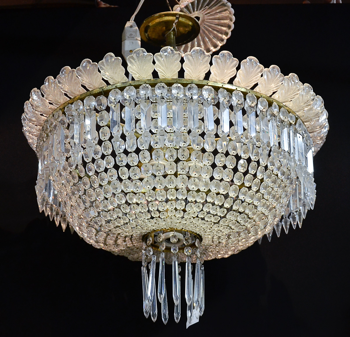 Lustre com estrutura de bronze e pingentes de cristal lapidado...