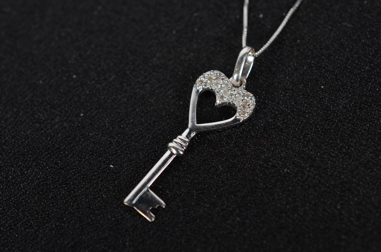 Colar de ouro branco com pendente na forma de chave com 9 brilhantes... - foto 1 de 9