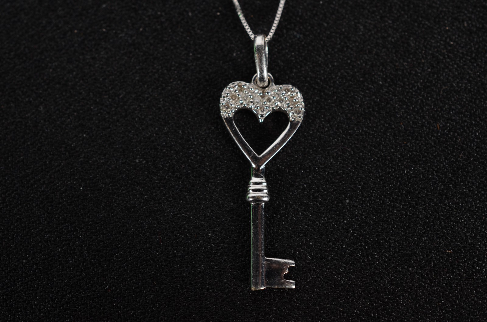 Colar de ouro branco com pendente na forma de chave com 9 brilhantes... - foto 2 de 9