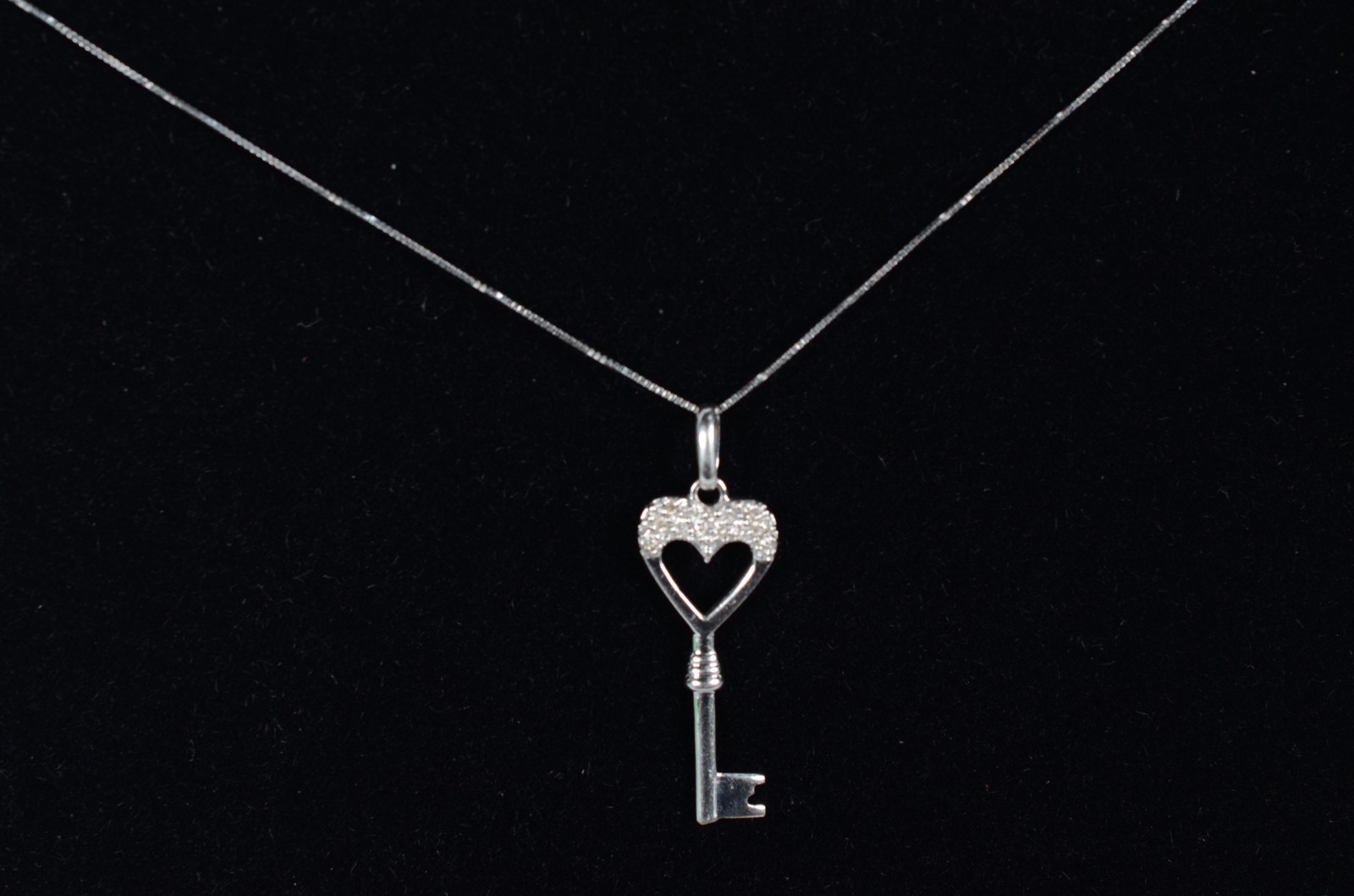 Colar de ouro branco com pendente na forma de chave com 9 brilhantes... - foto 3 de 9