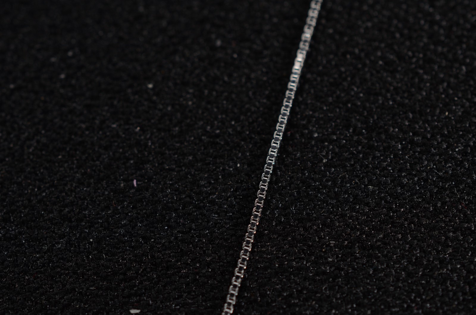 Colar de ouro branco com pendente na forma de chave com 9 brilhantes... - foto 5 de 9