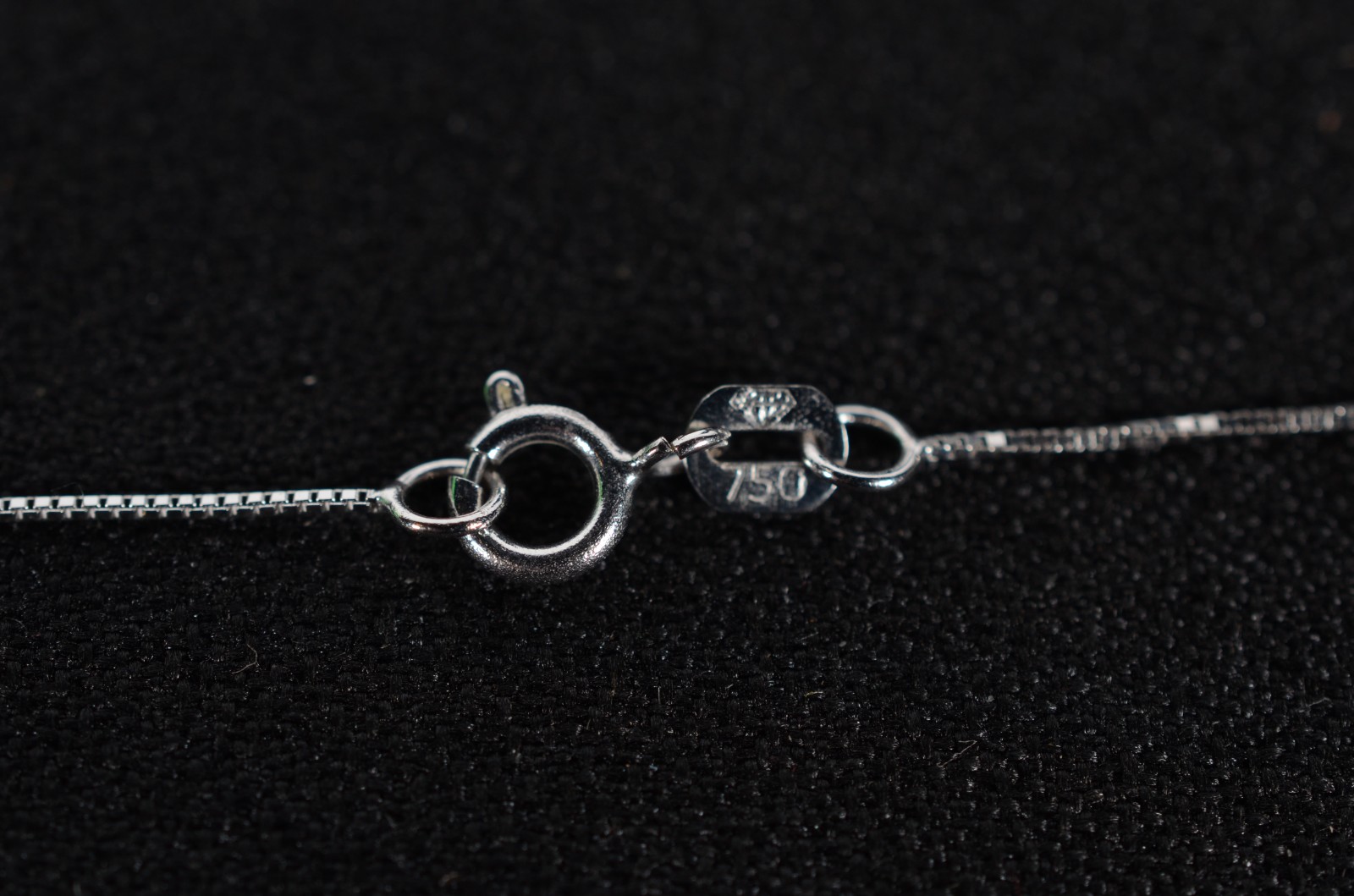 Colar de ouro branco com pendente na forma de chave com 9 brilhantes... - foto 6 de 9