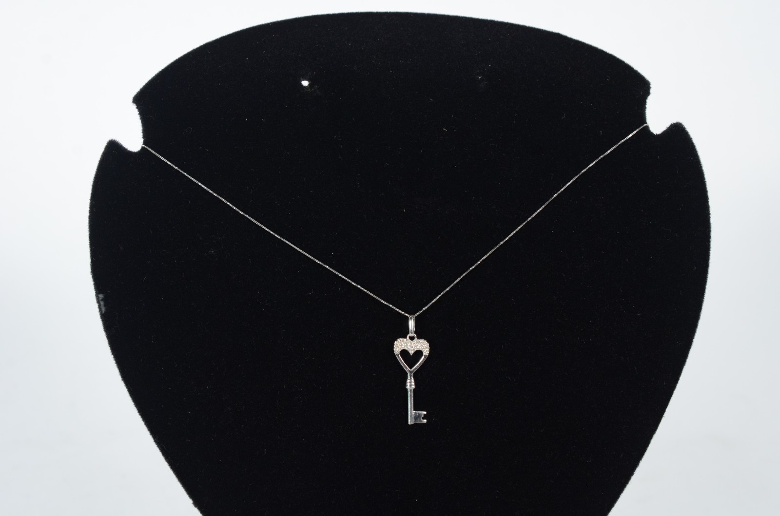 Colar de ouro branco com pendente na forma de chave com 9 brilhantes... - foto 7 de 9