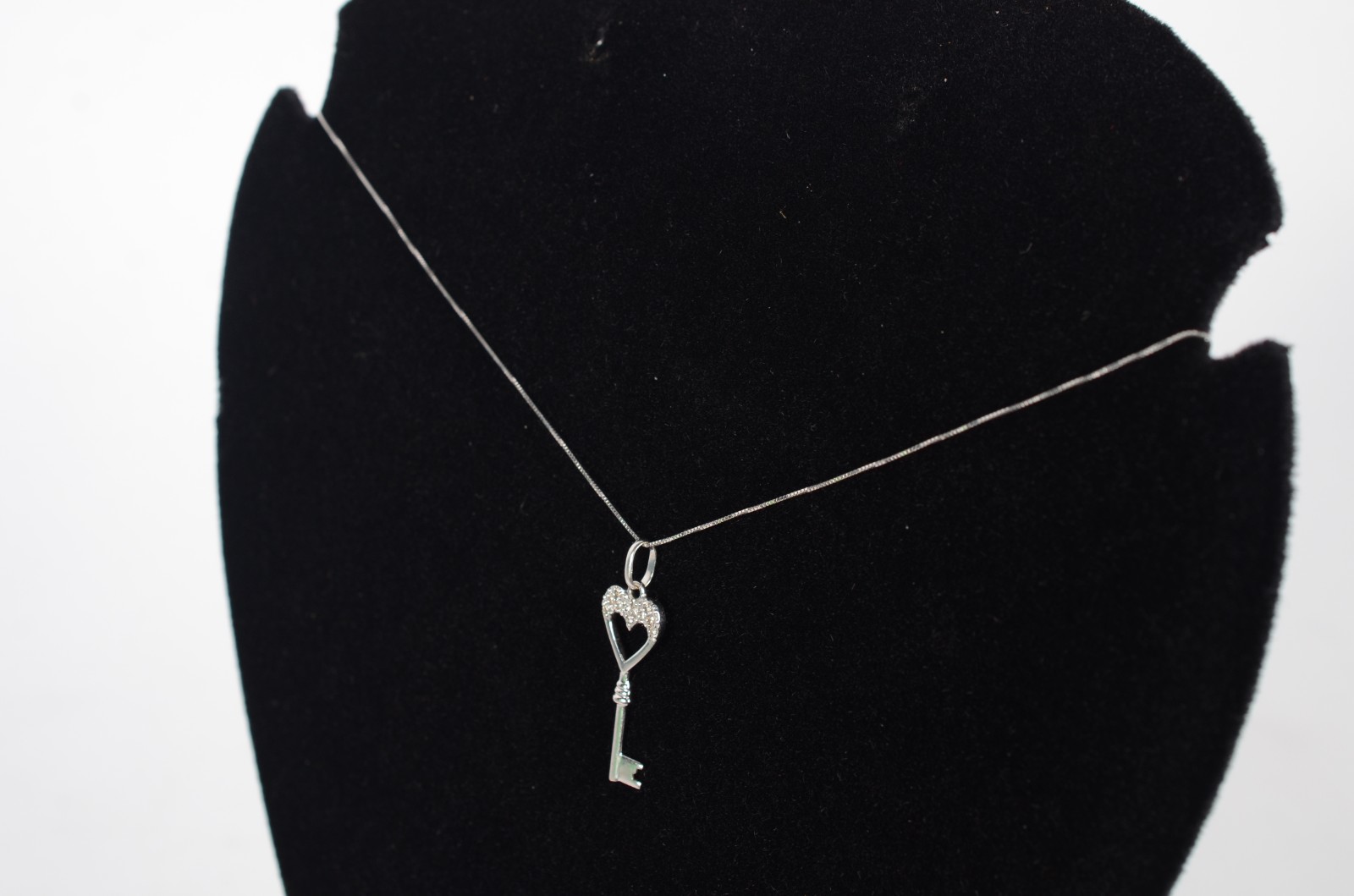Colar de ouro branco com pendente na forma de chave com 9 brilhantes... - foto 8 de 9