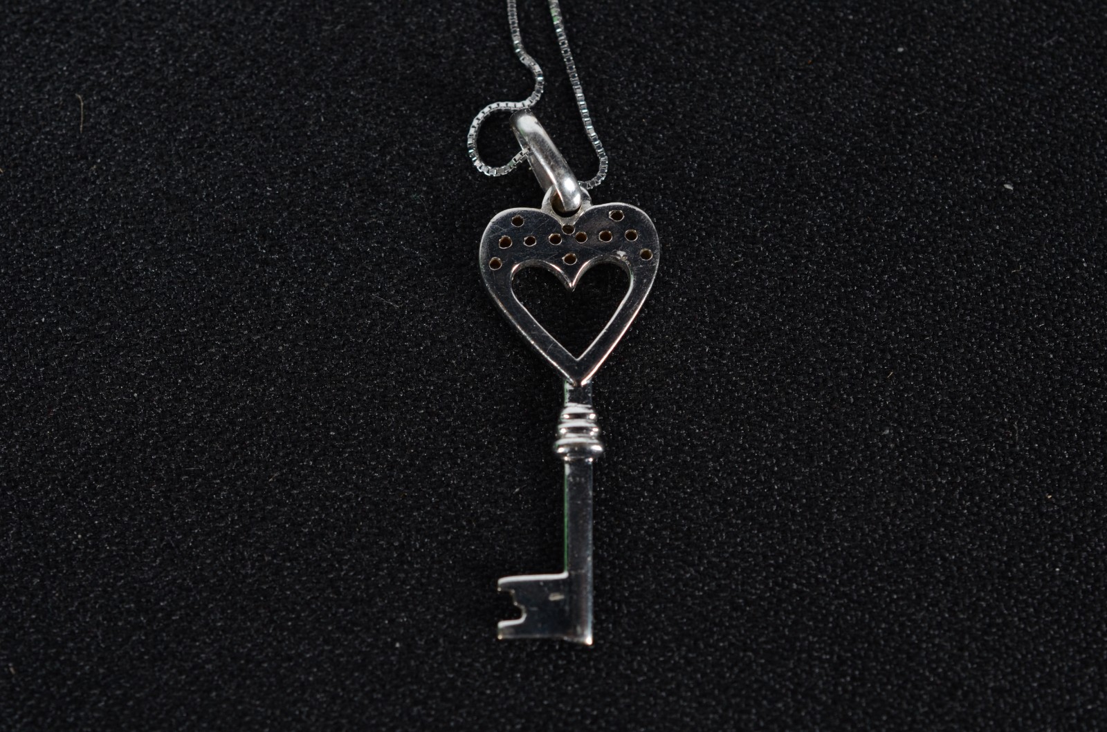 Colar de ouro branco com pendente na forma de chave com 9 brilhantes... - foto 9 de 9