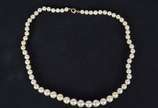 Colar de perolas cultivadas com fecho de ouro 1... - Colar de perolas cultivadas com fecho de ouro 18k. (Por motivos de segurança a peça não se encontra na loja)