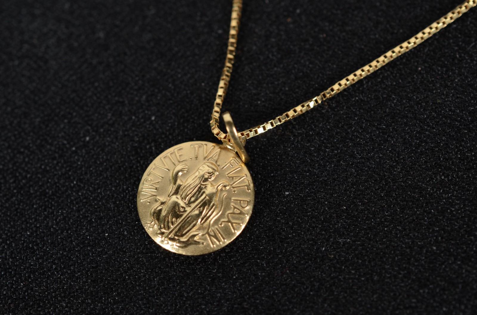 Colar de ouro 18k., contraste 750 com pendente Sacro. (Por motivos de... - foto 1 de 8