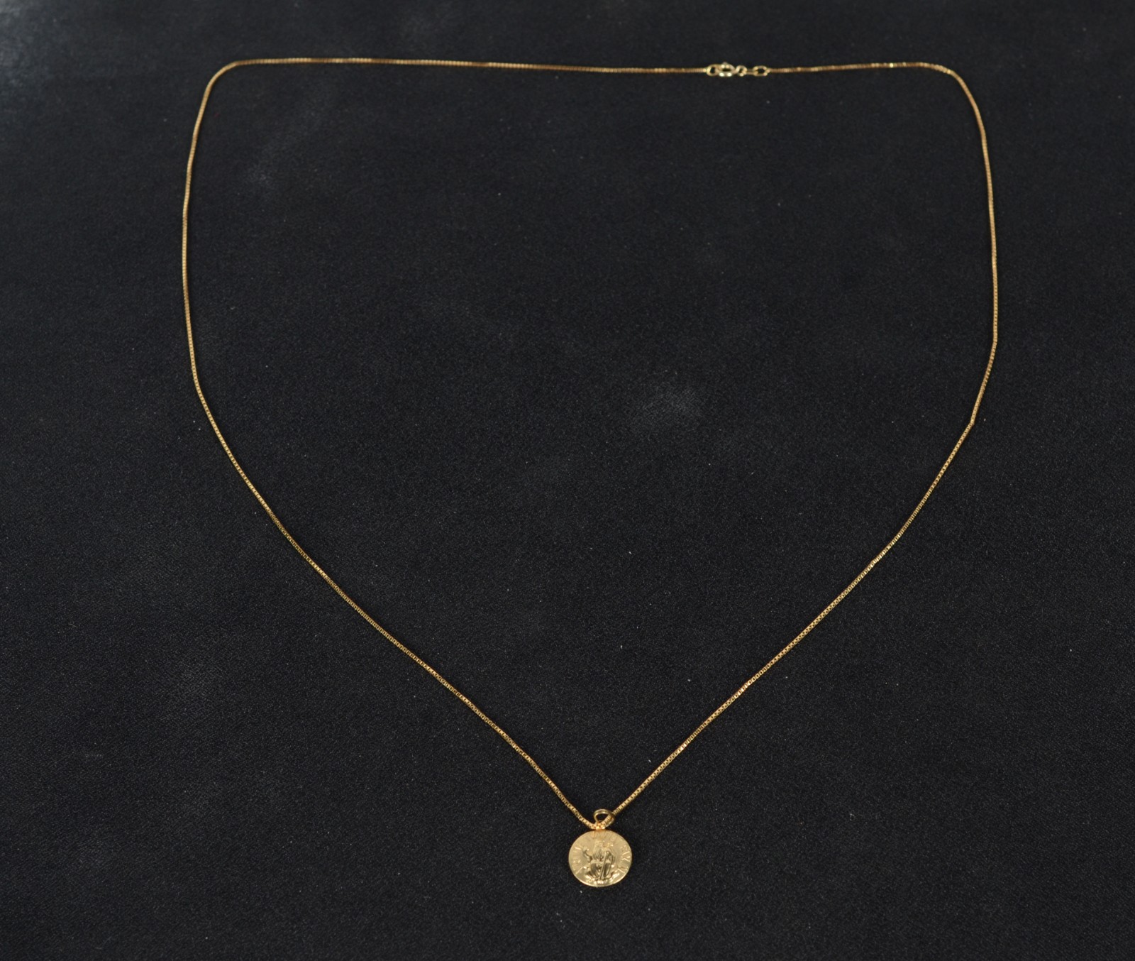 Colar de ouro 18k., contraste 750 com pendente Sacro. (Por motivos de... - foto 2 de 8