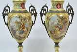 Par de ânforas de porcelana francesa na cor ama... - Par de ânforas de porcelana francesa na cor amarela, guarnição de bronze, decoradas com cenas galantes em policromia, assinadas. Uma delas com r...