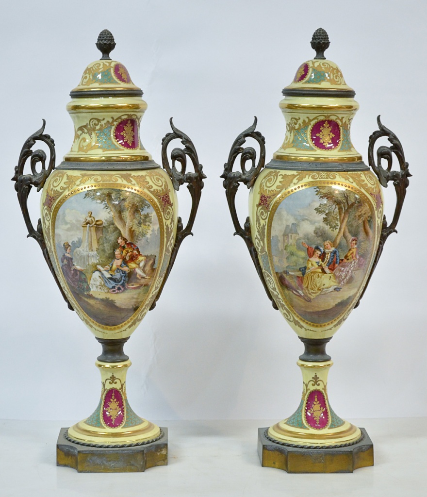 Par de ânforas de porcelana francesa na cor amarela, guarnição de...
