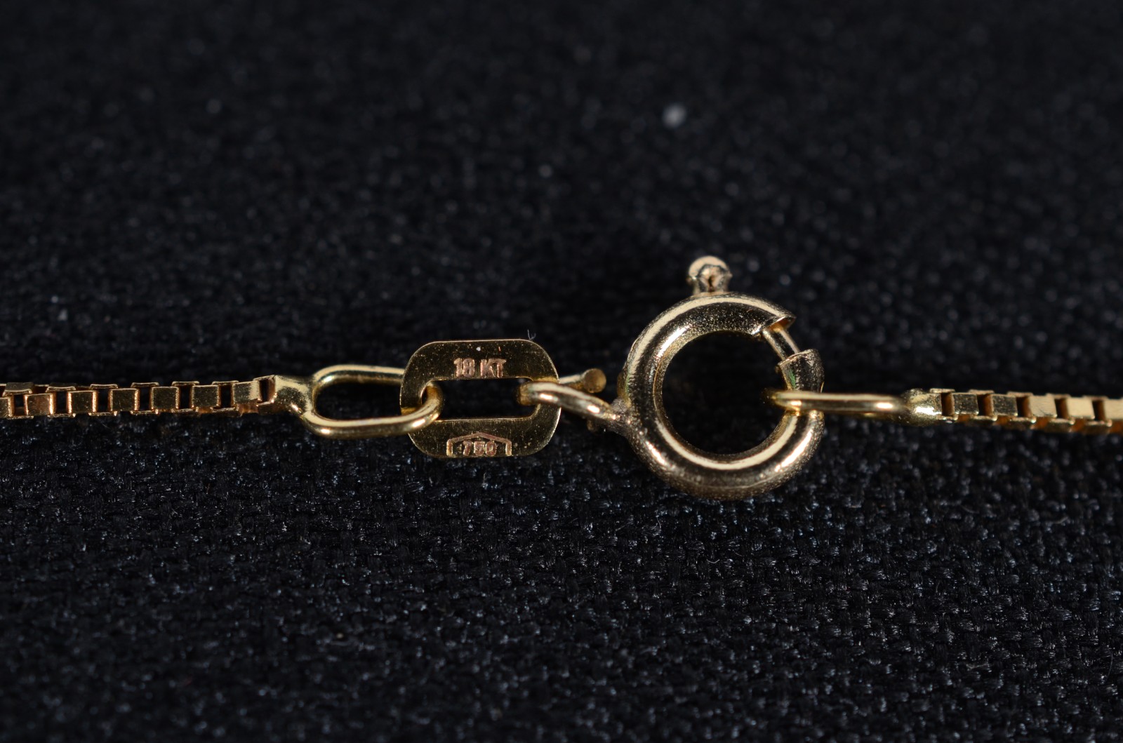 Colar de ouro 18k., contraste 750 com pendente Sacro. (Por motivos de... - foto 3 de 8