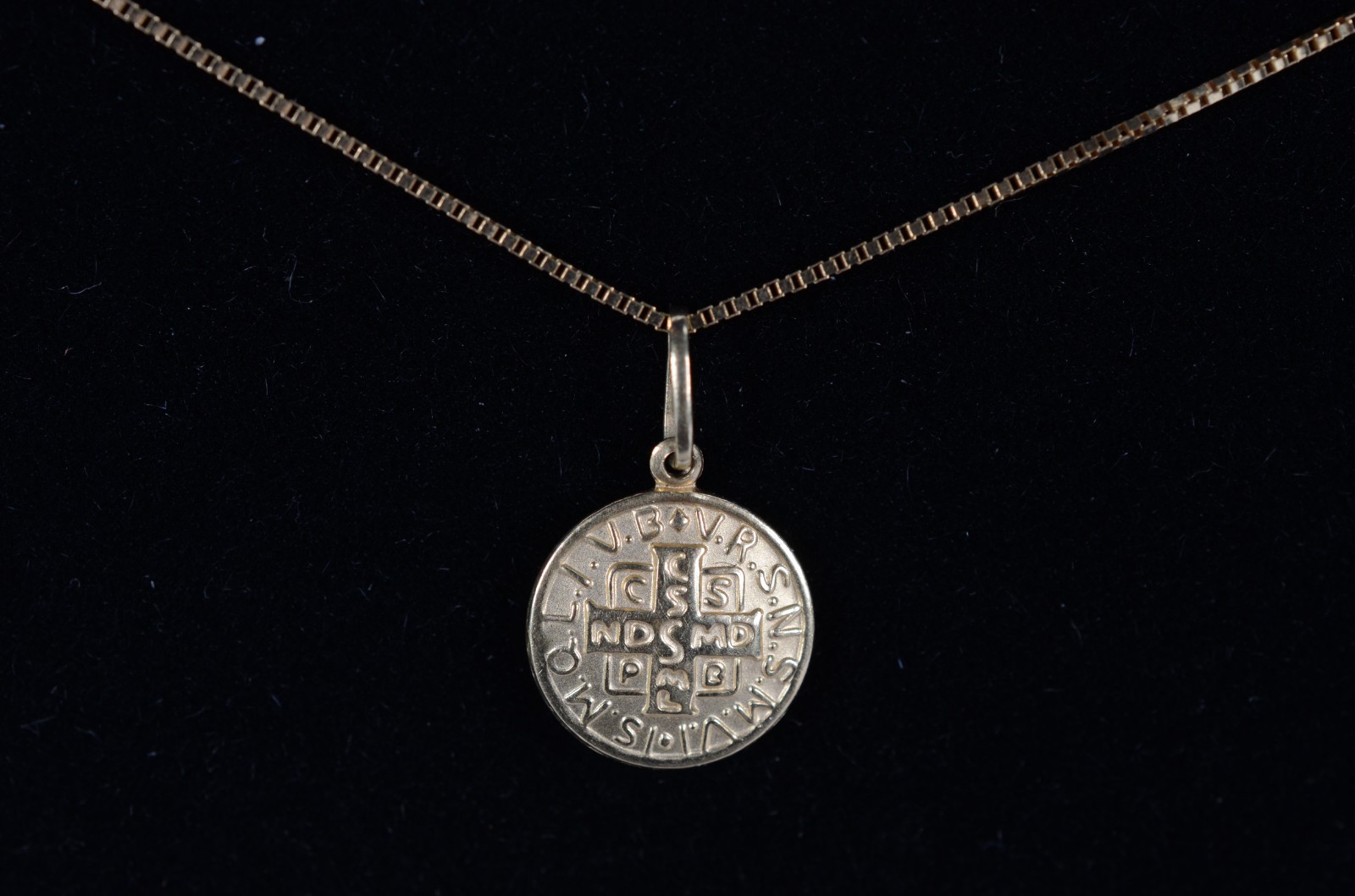 Colar de ouro 18k., contraste 750 com pendente Sacro. (Por motivos de... - foto 5 de 8
