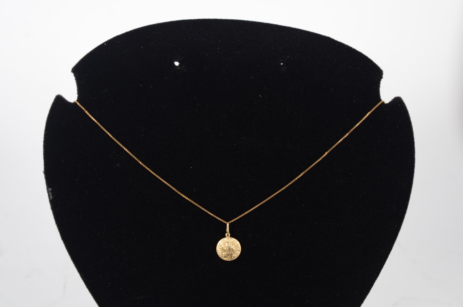 Colar de ouro 18k., contraste 750 com pendente Sacro. (Por motivos de... - foto 6 de 8