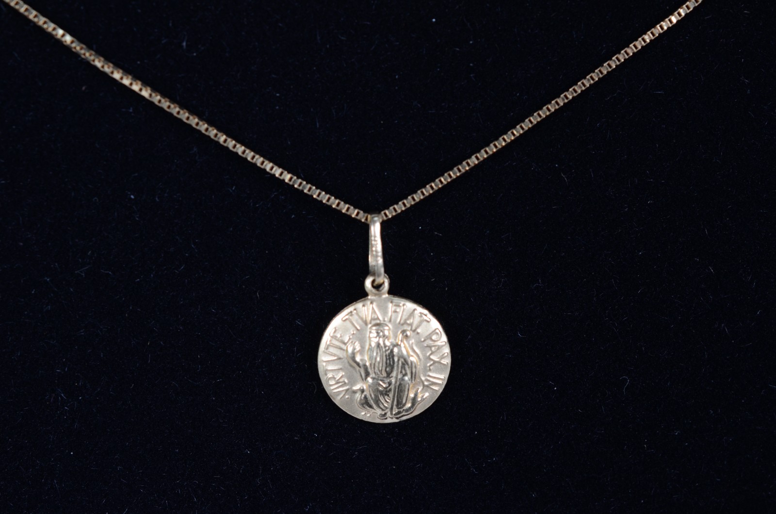 Colar de ouro 18k., contraste 750 com pendente Sacro. (Por motivos de... - foto 7 de 8