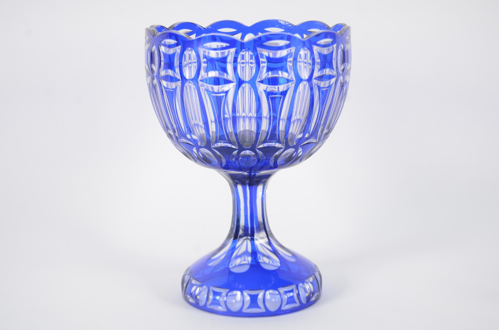 Belíssima fruteira de cristal europeu doublé azul ricamente lapidado... - foto 1 de 7