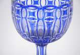 Belíssima fruteira de cristal europeu doublé az... - Belíssima fruteira de cristal europeu doublé azul ricamente lapidado, borda em gomos, base alta de encaixe.