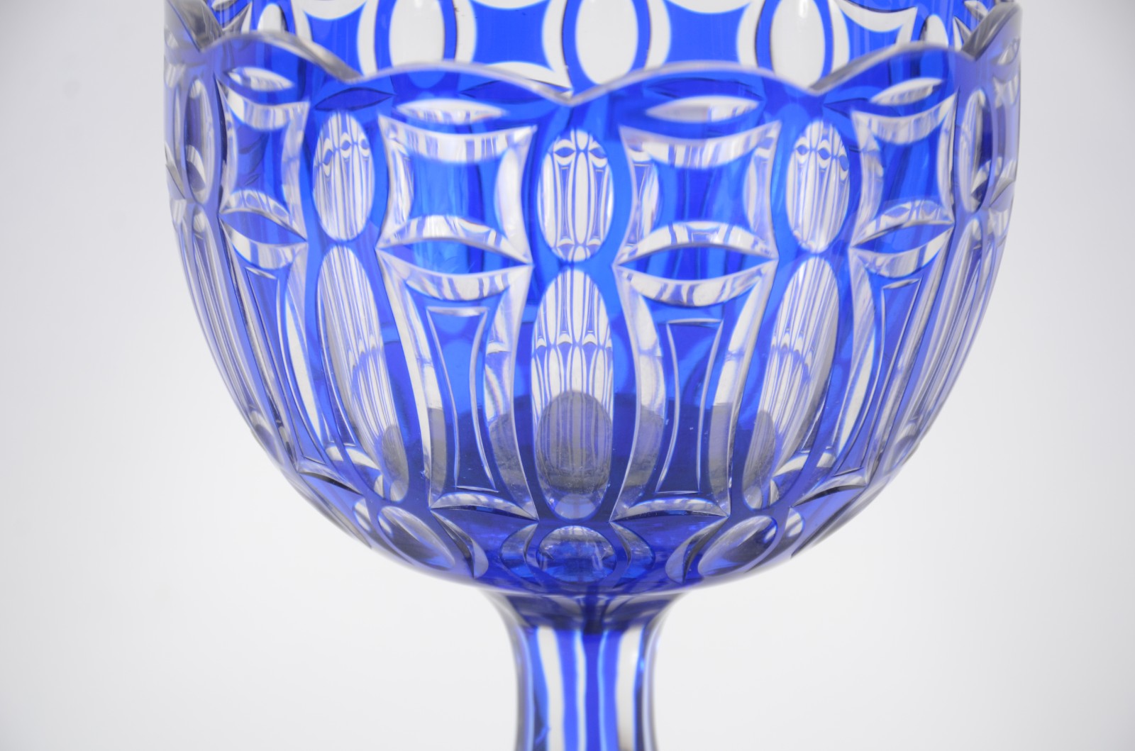 Belíssima fruteira de cristal europeu doublé azul ricamente lapidado... - foto 2 de 7