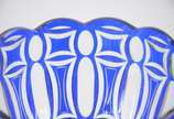 Belíssima fruteira de cristal europeu doublé az... - Belíssima fruteira de cristal europeu doublé azul ricamente lapidado, borda em gomos, base alta de encaixe.