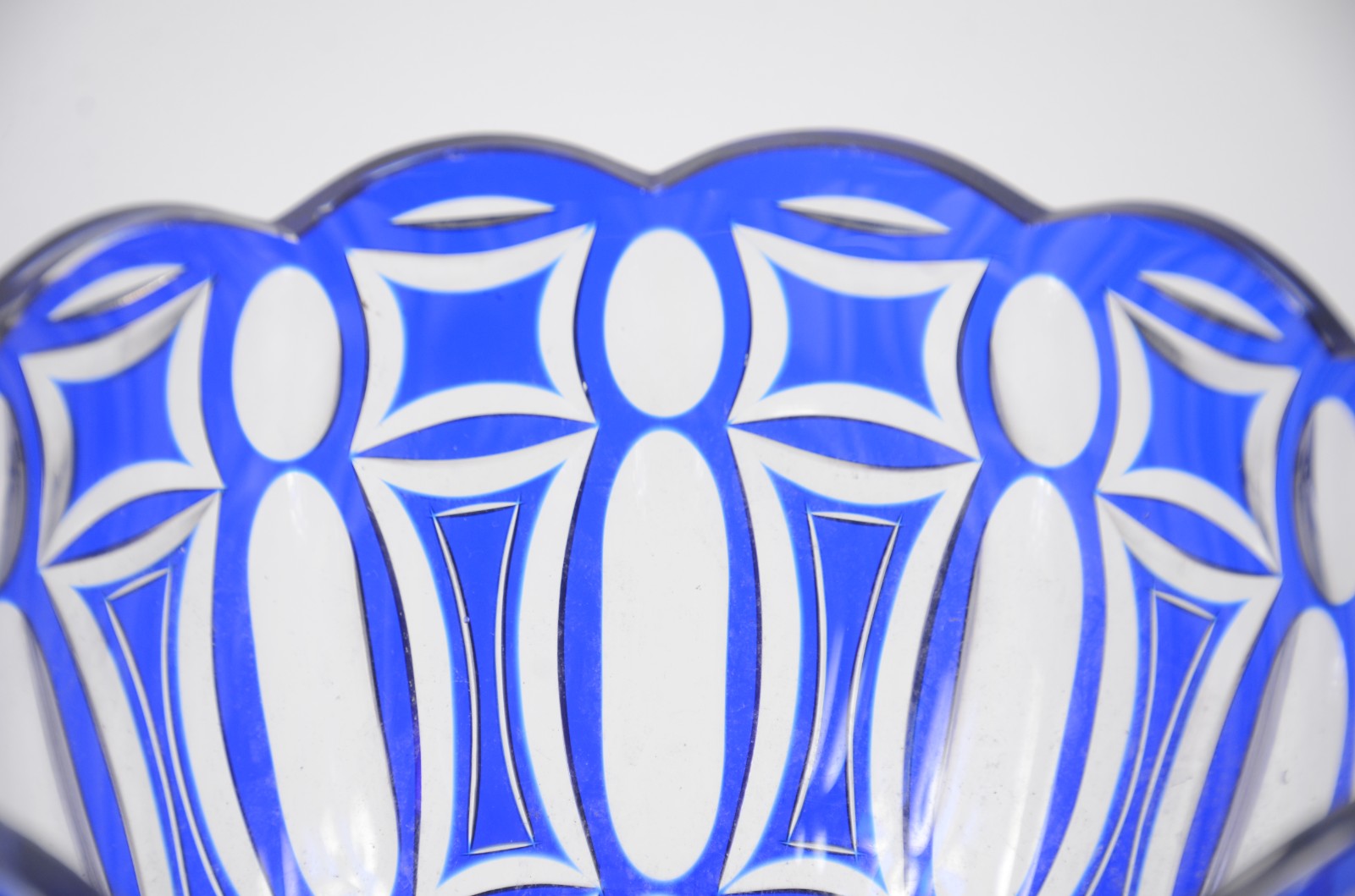 Belíssima fruteira de cristal europeu doublé azul ricamente lapidado... - foto 3 de 7