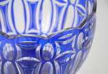 Belíssima fruteira de cristal europeu doublé az... - Belíssima fruteira de cristal europeu doublé azul ricamente lapidado, borda em gomos, base alta de encaixe.