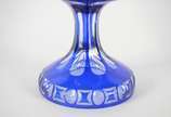 Belíssima fruteira de cristal europeu doublé az... - Belíssima fruteira de cristal europeu doublé azul ricamente lapidado, borda em gomos, base alta de encaixe.