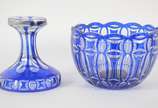 Belíssima fruteira de cristal europeu doublé az... - Belíssima fruteira de cristal europeu doublé azul ricamente lapidado, borda em gomos, base alta de encaixe.
